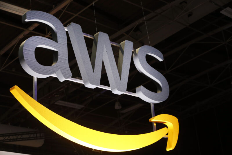El logotipo de Amazon en 3D cuelga del techo de un centro de convenciones.