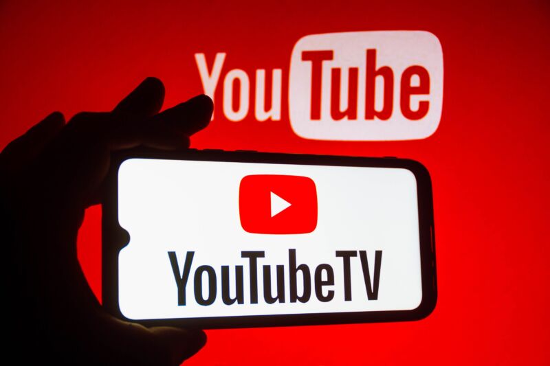 Ilustración fotográfica que muestra el logotipo de YouTube TV en un smartphone.