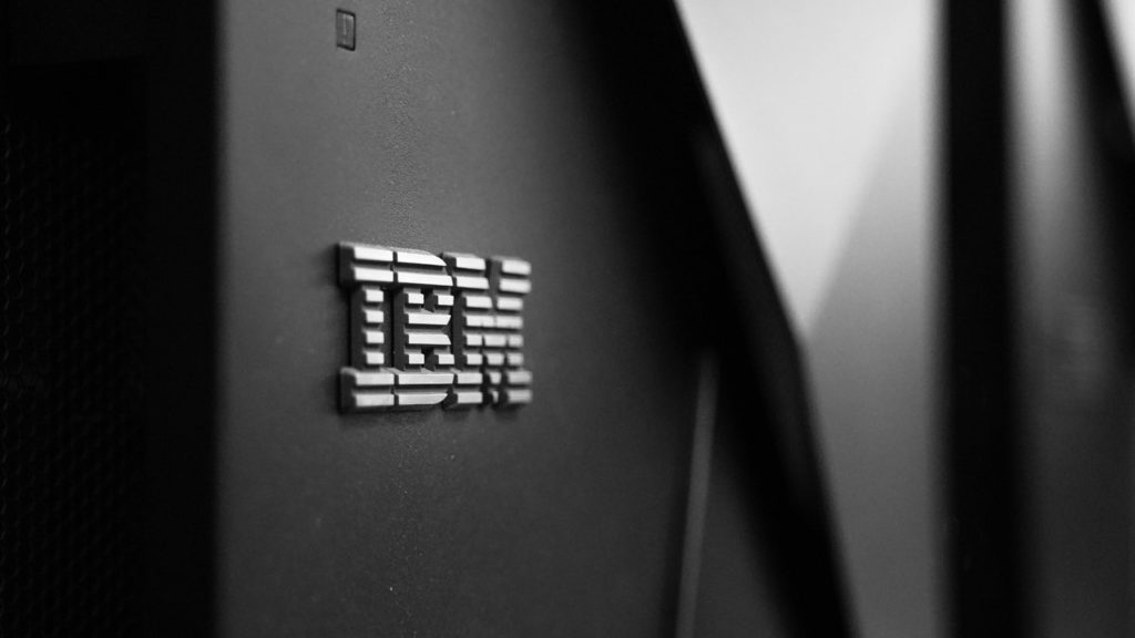 Imagen del logo de IBM en una computadora