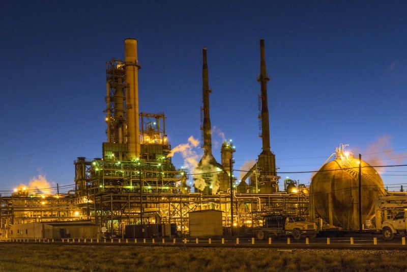 Los sitios de infraestructura crítica, como esta refinería de petróleo en Port Arthur, Texas, dependen de los sistemas de seguridad.