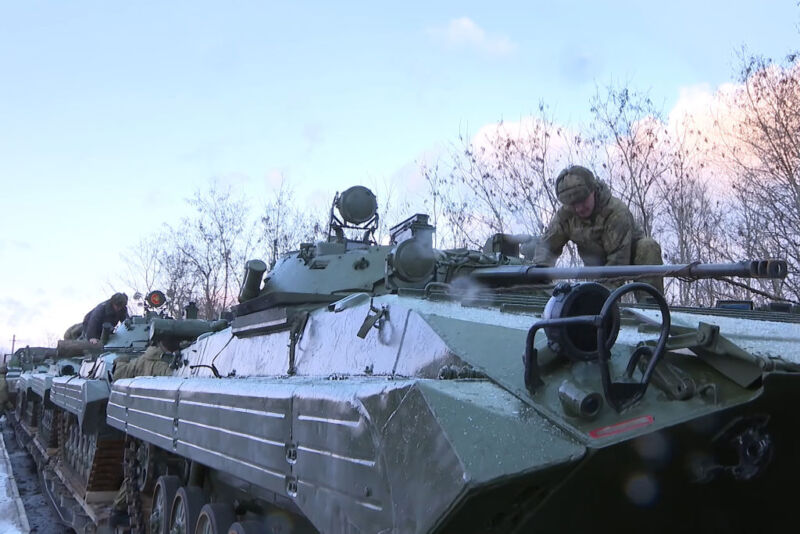 Los militares de las unidades del Distrito Militar del Este de Rusia asisten a una ceremonia de bienvenida cuando llegan a Bielorrusia para participar en ejercicios militares conjuntos.  El ejército de Rusia está combinando sus propios medios de transporte con los viajes en tren.