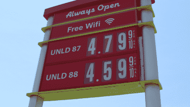 Los precios de la gasolina siguen rompiendo récords - $6+ en California
