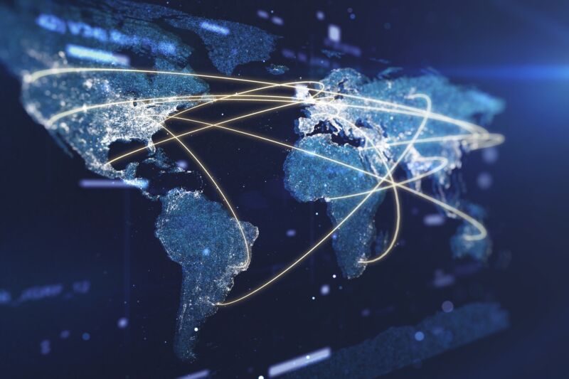 Mapa mundial con líneas brillantes para representar cómo los países están conectados por Internet global.