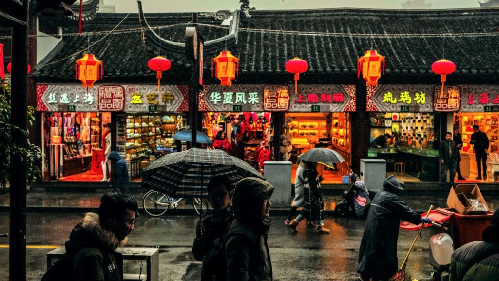 Imagen de gente caminando en las calles de Shanghai China