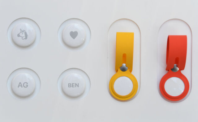 Los AirTags son pequeños dispositivos similares a botones que se pueden personalizar con grabados y adjuntarlos a dispositivos que se pierden fácilmente, ya sea directamente o a través de 