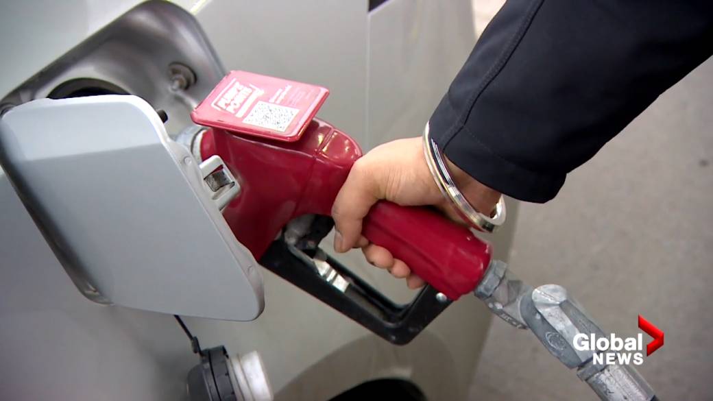 Haga clic para reproducir el video: 'Los precios de la gasolina suben a un máximo histórico en Nueva Escocia'