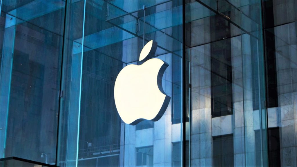 Imagen del logotipo de Apple en el lateral de un edificio de cristal.