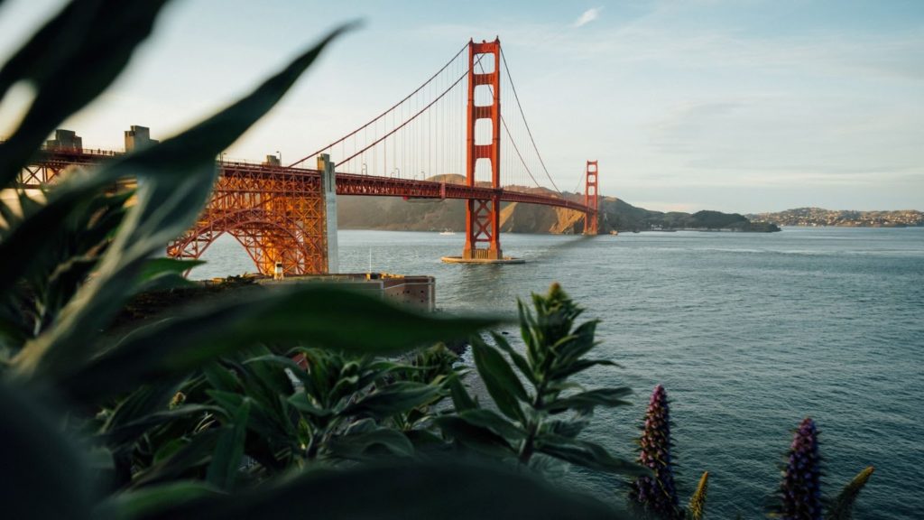 Imagen del puente Golden Gate en San Francisco California a la hora dorada.