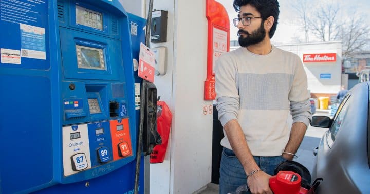 A casi 7 de cada 10 conductores les preocupa no poder pagar la gasolina a medida que los precios se disparan, según una encuesta - National
