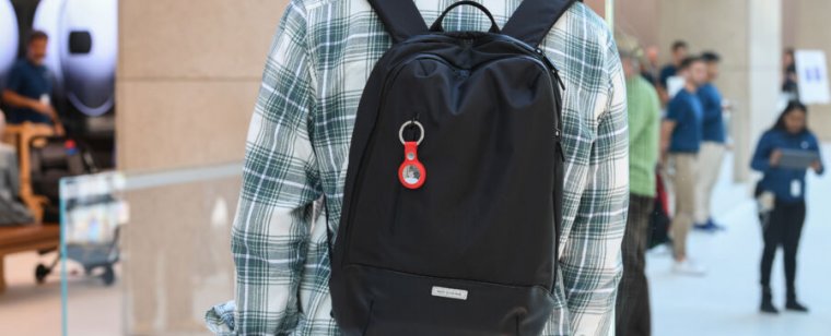 Una etiqueta de plástico cuelga de la mochila de un joven.