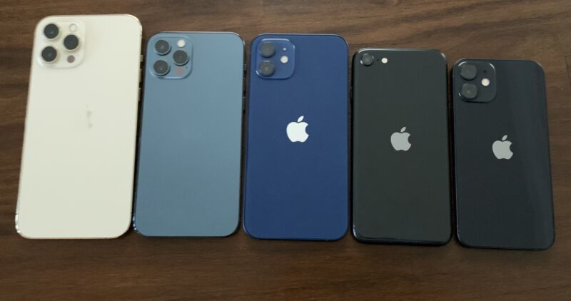 Cinco iPhones en una mesa