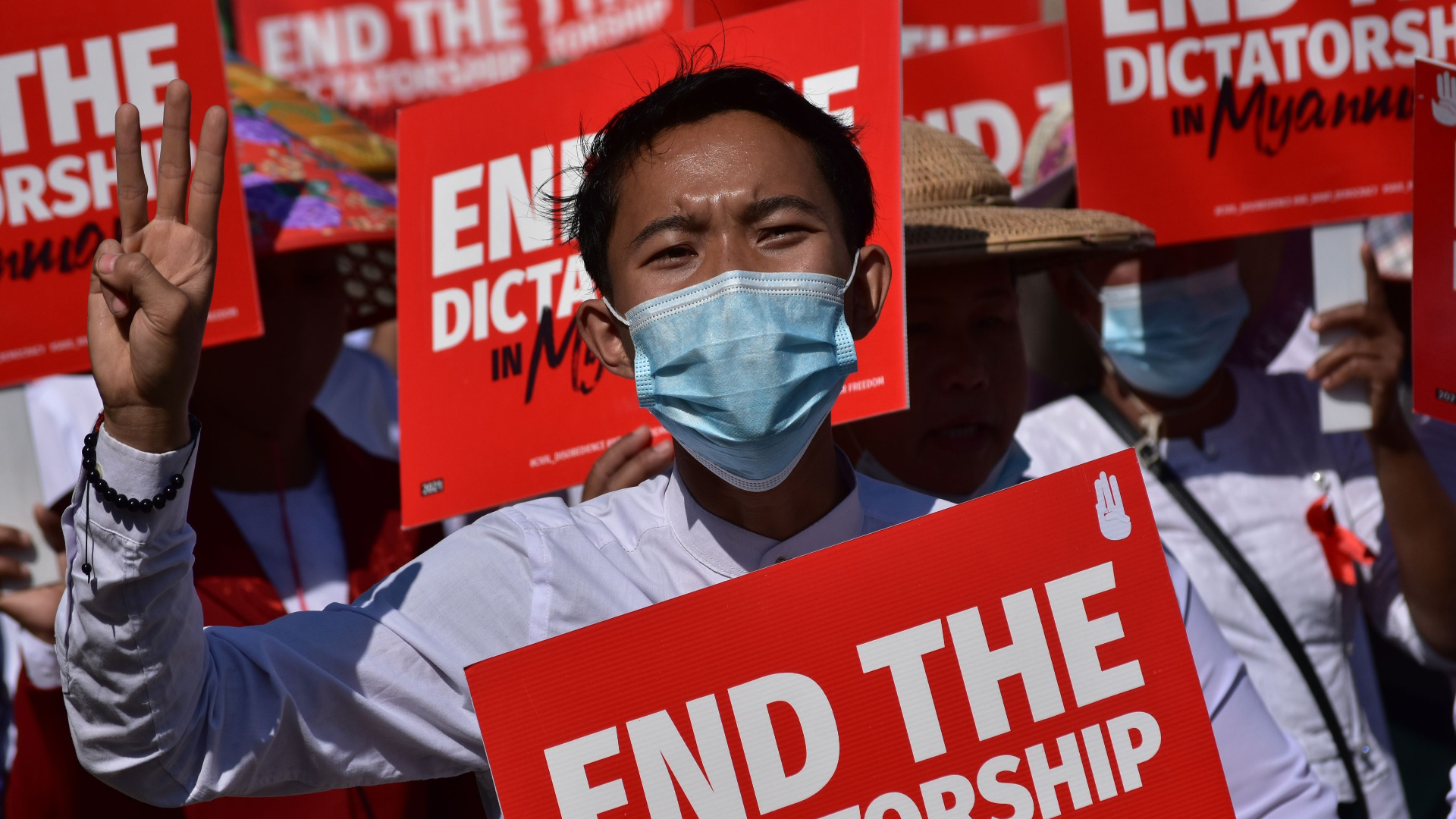 Los ciudadanos de Myanmar salieron a las calles para protestar contra el golpe militar, portando pancartas rojas que dicen 