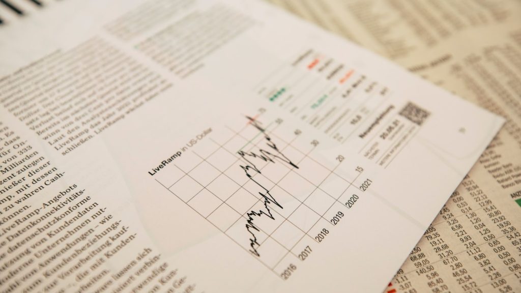 Una imagen de una hoja de papel con un diagrama dibujado para representar la economía.