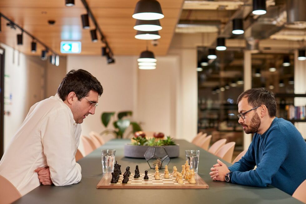 El ex campeón mundial de ajedrez Vladimir Kramnik, a la izquierda, trabajó con DeepMind de Alphabet, fundada por Demis Hassabis, a la derecha, para explorar nuevas formas de ajedrez utilizando inteligencia artificial.