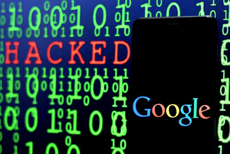 Una pantalla de computadora llena de unos y ceros también contiene un logotipo de Google y la palabra hackeado.