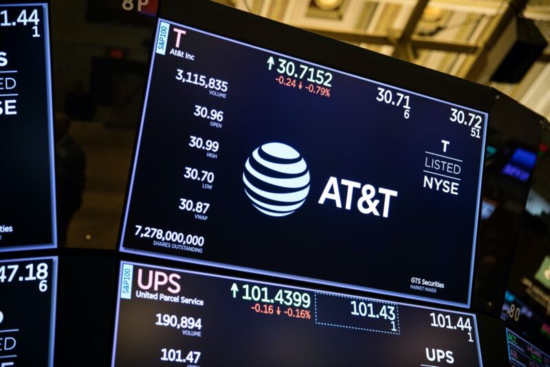 El logotipo y el precio de las acciones de AT&T se muestran en un monitor en el piso de la Bolsa de Valores de Nueva York en enero de 2023.