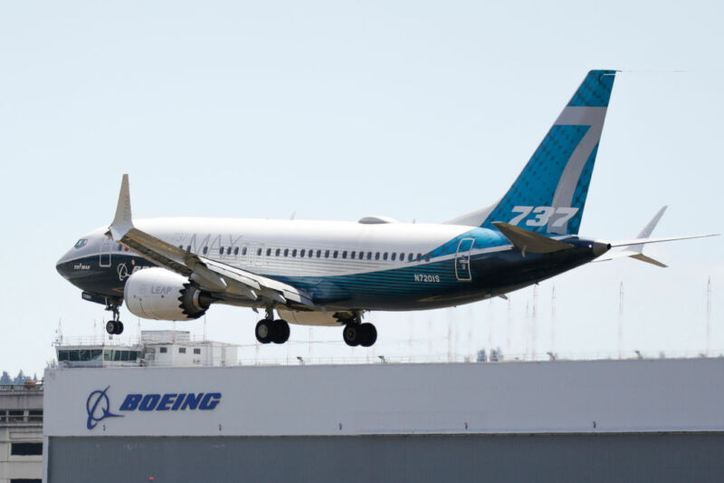 Un avión Boeing 737 MAX aterriza después de un vuelo de prueba de la Administración Federal de Aviación (FAA) en Boeing Field en Seattle, Washington, el 29 de junio de 2023. 
