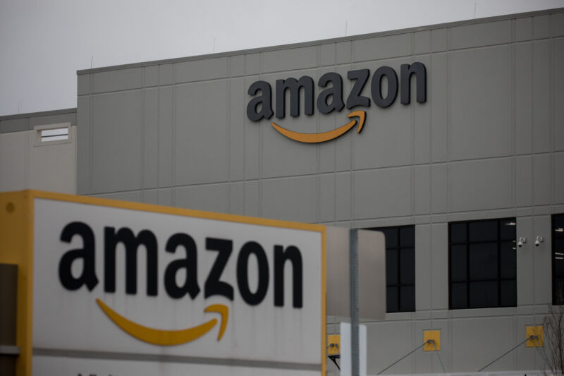La señalización de Amazon.com Inc. se muestra frente a un almacén en Staten Island, Nueva York, EE. UU., el martes 31 de marzo de 2023.