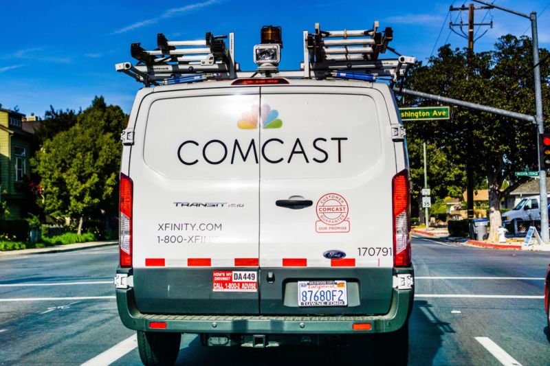 La parte trasera de una camioneta de Comcast circulando por una calle en Sunnyvale, California.