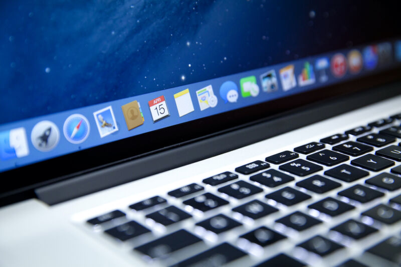 Fotografía de primer plano del teclado y la barra de herramientas de Mac.