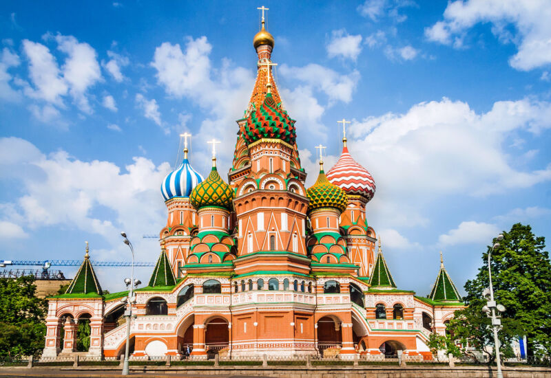 Una catedral ortodoxa, completa con cúpulas de cebolla, se ve magnífica en un día soleado.