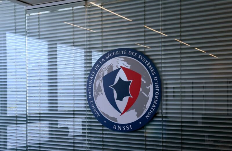 El logotipo de una agencia cuelga en una ventana interior de la oficina.