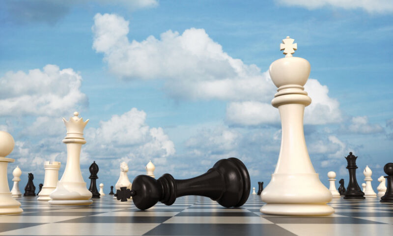 Tablero de ajedrez, rey negro acostado al lado del rey blanco