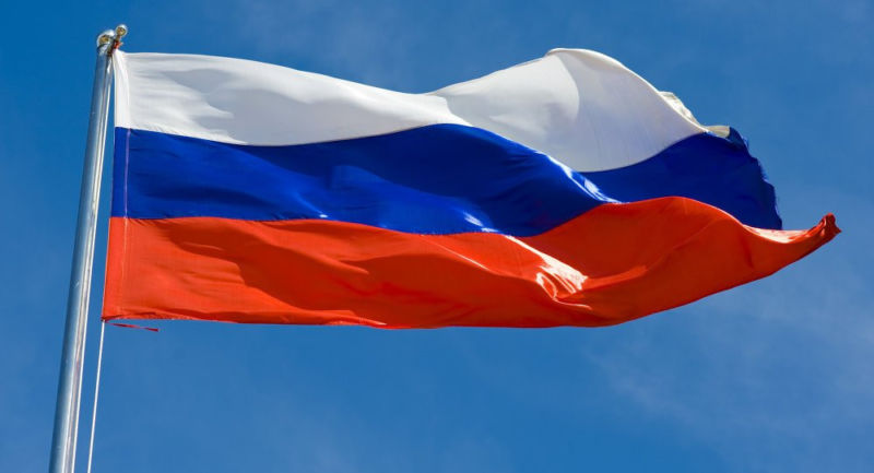 Bandera rusa en la brisa.