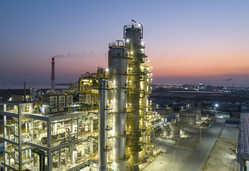 Industria del petróleo y el gas y amanecer en una refinería en Fujian.