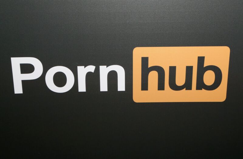 Un logotipo de Pornhub en el stand de la empresa durante una conferencia de la industria.