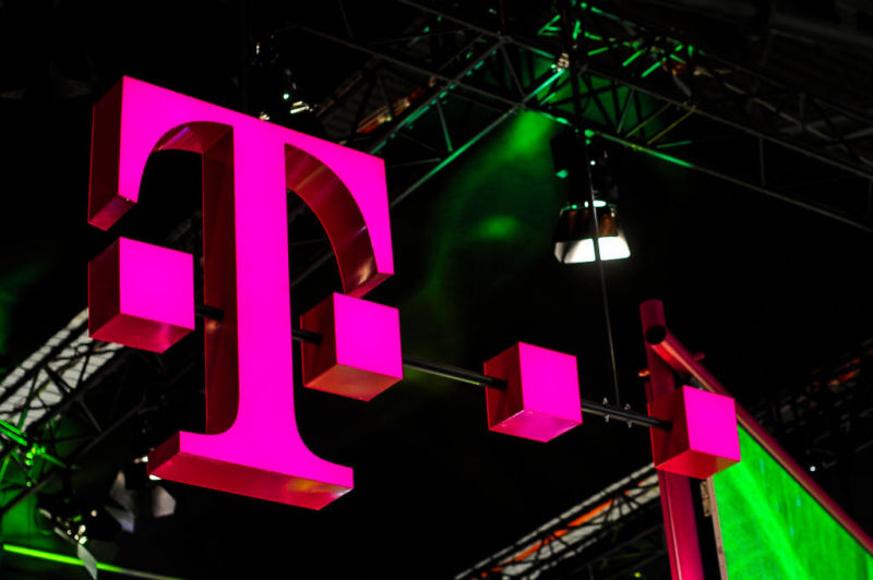 El logotipo de Deutsche Telekom, propietario de T-Mobile, visto sobre un stand en la sala de exposiciones Mobile World Congress.