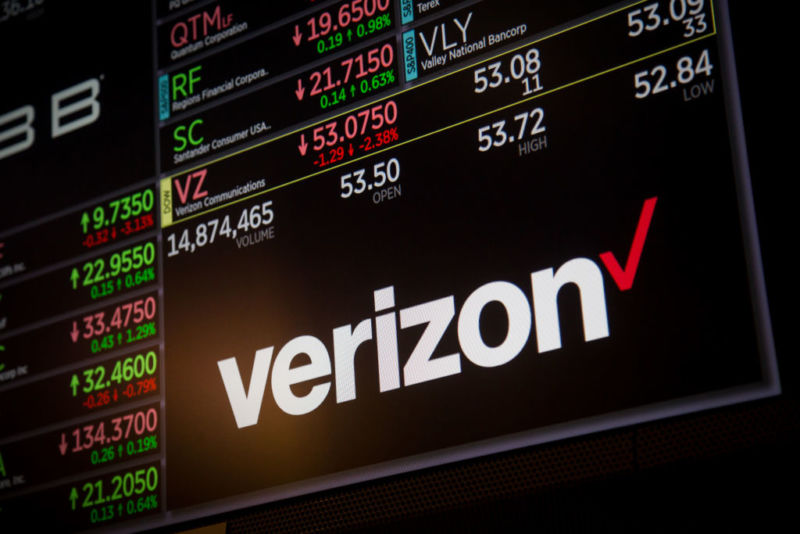 Un logotipo de Verizon que se muestra junto con los precios de las acciones en la Bolsa de Valores de Nueva York.