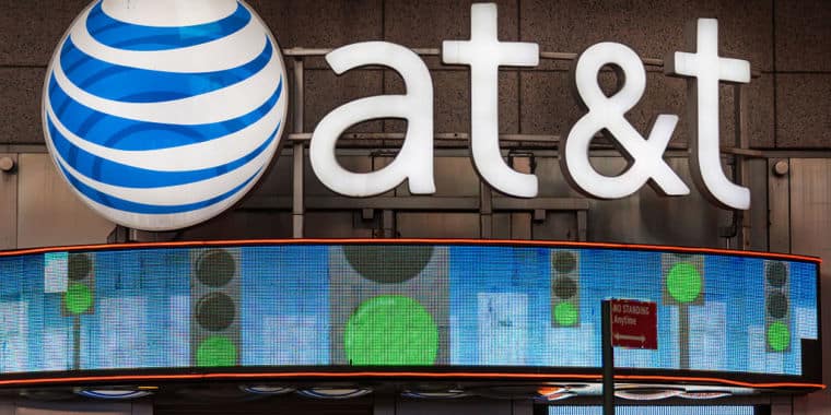 Las pérdidas masivas de TV de AT&T continúan mientras otros 900,000 clientes huyen