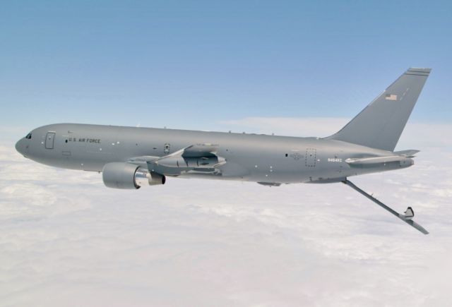 El avión cisterna de reabastecimiento aéreo KC-46 de Boeing realiza pruebas de compatibilidad del receptor con un C-17 Globemaster III de la Fuerza Aérea de EE. UU. de la Base Conjunta Lewis-McChord en 2023.