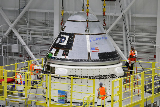 El módulo de tripulación de la nave espacial CST-100 Starliner de Boeing se eleva a su módulo de servicio el 16 de octubre dentro de la Instalación de Procesamiento de Carga y Tripulación Comercial en el Centro Espacial Kennedy en Florida.