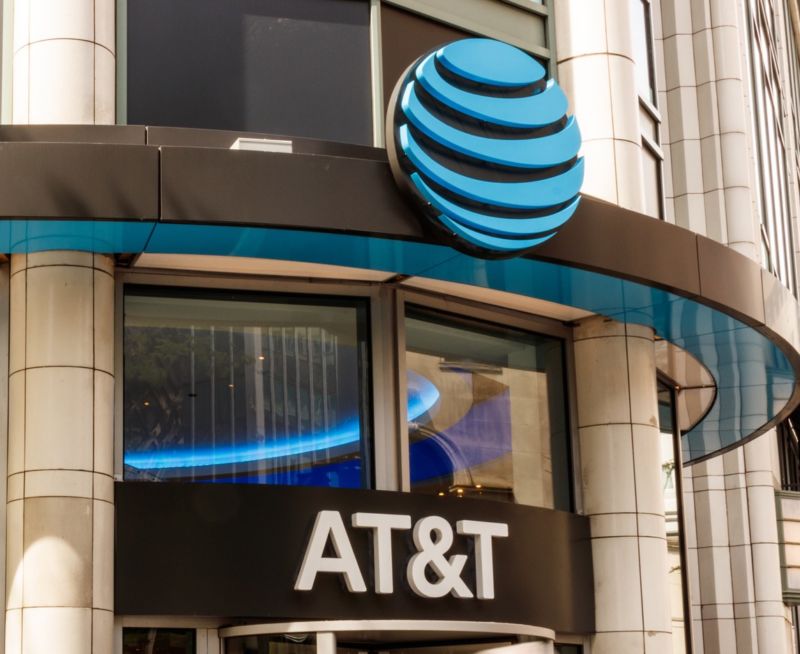 Un logotipo de AT&T visto en el exterior de un edificio.