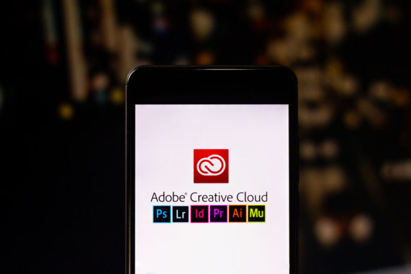 Ilustración fotográfica de las aplicaciones de Adobe Creative Cloud que se ejecutan en un teléfono inteligente.