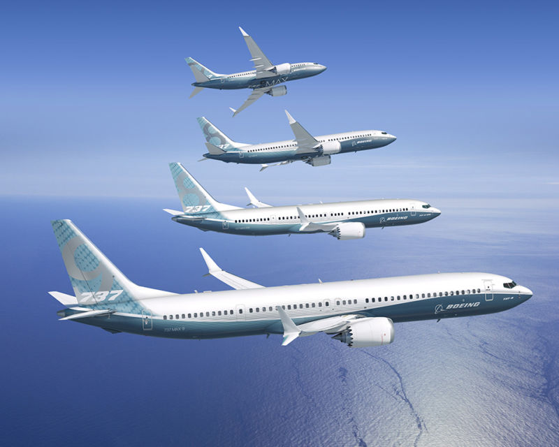 Cuatro aviones Boeing 737 Max en el aire.