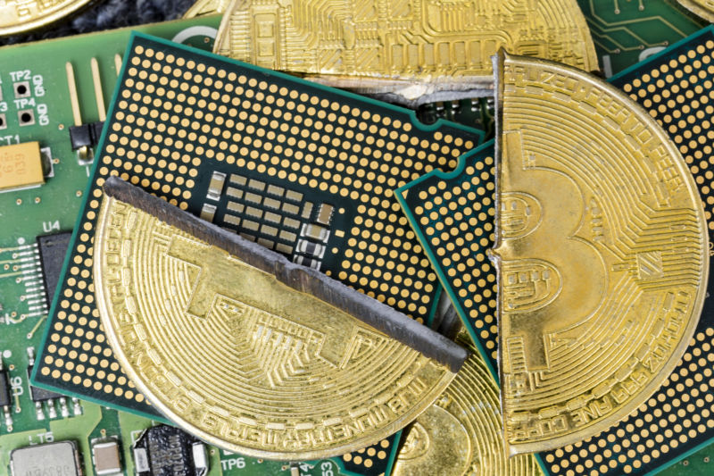Imagen estilizada y compuesta de bitcoins contra placas base.