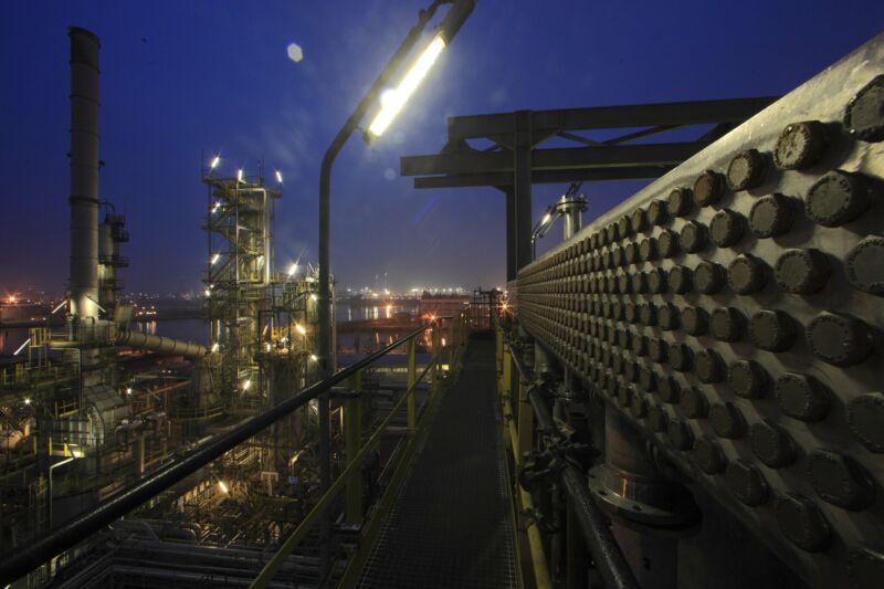 Fotografía de Stock de la planta de energía en la noche.