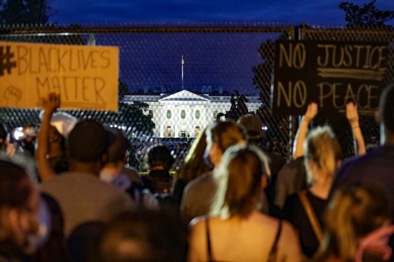 Miles de manifestantes pacíficos con pancartas se reúnen frente a la Casa Blanca por quinto día consecutivo para protestar por la muerte de George Floyd, un hombre negro desarmado que murió tras ser inmovilizado por un policía blanco en Minneapolis, el 2 de junio de 2023 en Washington, DC, Estados Unidos.