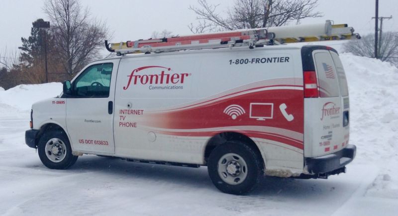 Una camioneta del servicio Frontier Communications estacionada en un área nevada.