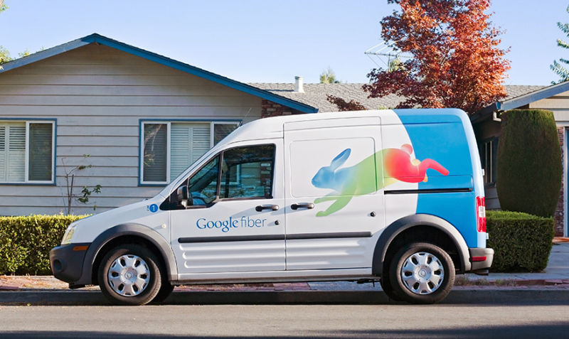 Una camioneta de Google Fiber estacionada frente a una casa.
