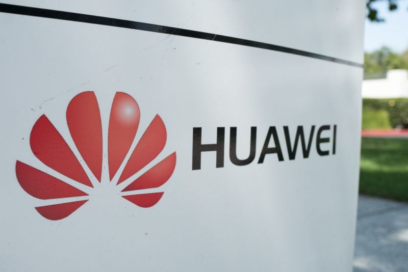 Un cartel exterior con el nombre y el logotipo de la empresa Huawei.
