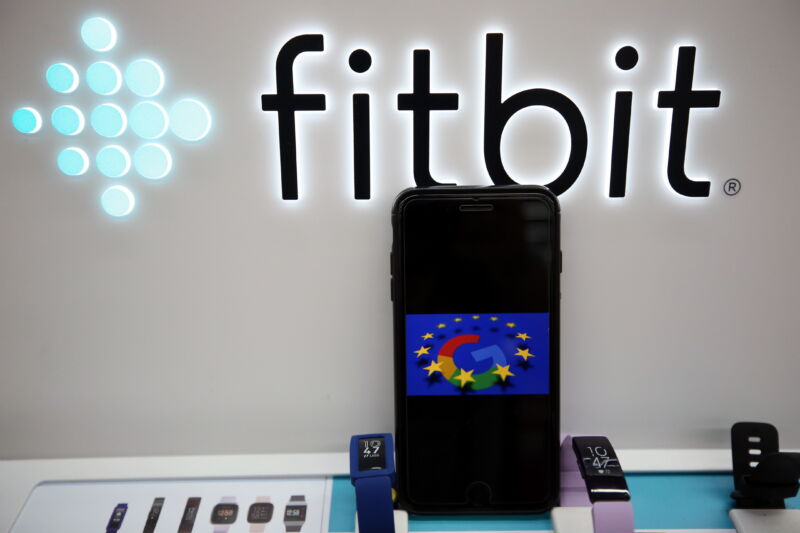 El logotipo de Google se muestra en un teléfono inteligente junto al logotipo de Fitbit en Bruselas, Bélgica, el 4 de agosto de 2023. 