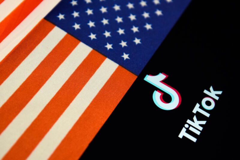 Logotipo de TikTok junto a la bandera estadounidense invertida.