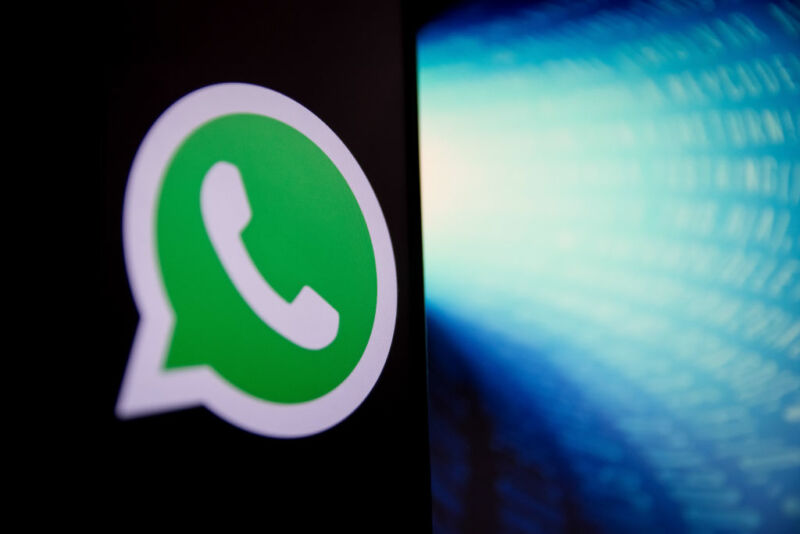 Facebook corrigió un error de WhatsApp que permitiría que alguien leyera archivos de su escritorio.