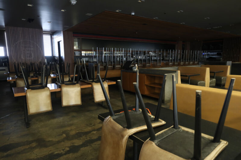 Cada silla en un restaurante vacío se invierte en su mesa correspondiente.
