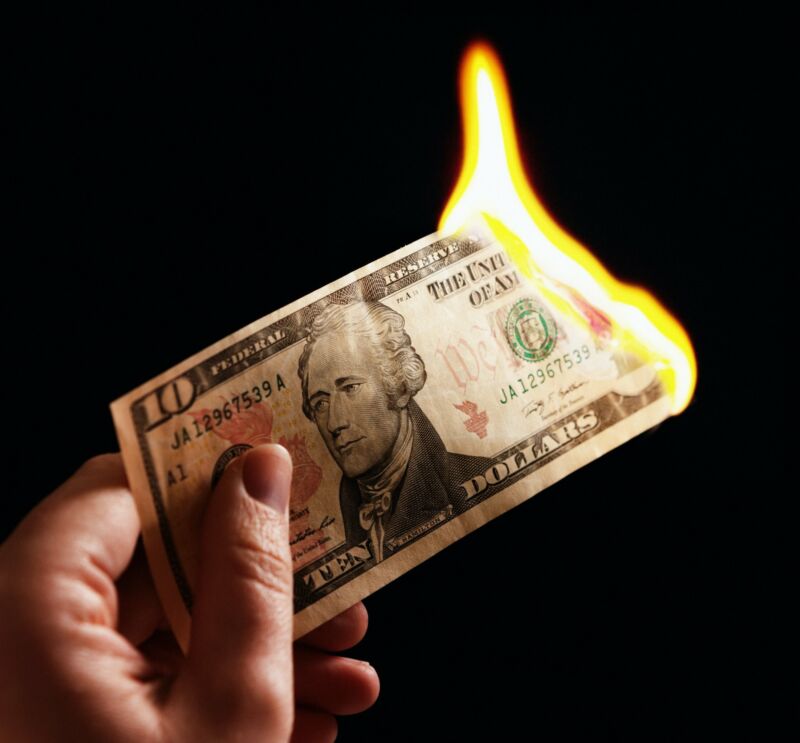 Ilustración de un billete de $10 en llamas.