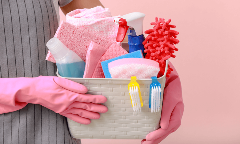 Manténgase ordenado con nuestra lista de productos de limpieza esenciales